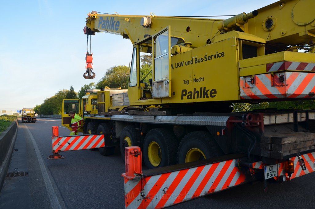 VU LKW umgestuerzt A 3 Rich Oberhausen Hoehe AS Koeln Koenigsforst P102.JPG - Miklos Laubert